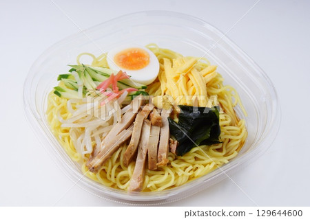Convenience store chilled Chinese noodles 129644600