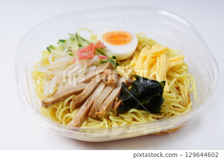 Convenience store chilled Chinese noodles 129644602