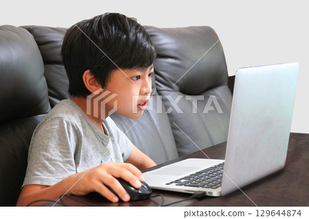 小學生在筆記型電腦上線上學習 129644874