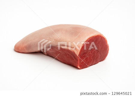白色背景中放置的簡單牛舌 129645021