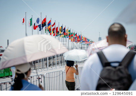 世博會旗幟、expov、撐著陽傘行走的人們 129645091