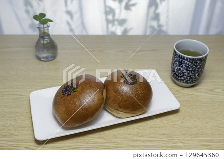 桌上的紅豆餅（日式點心）和日本茶 129645360