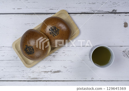 桌上的日式點心、紅豆餅和日本茶的鳥瞰圖 129645369