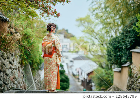 A woman in a kimono strolling through the samurai residences 129645799