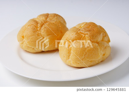 Whipped cream puffs 129645881