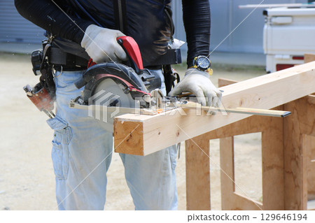 木匠正在使用圓鋸和圓鋸角尺切割木材 129646194