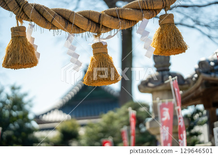 三重縣鈴鹿市神戶臥佛節期間，龍光寺神社的注連繩 129646501