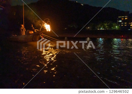 岐阜縣岐阜市：長良川的鸕鶿捕魚者和鸕鶿，在長良川的篝火旁進行鸕鶿捕魚。 129646502