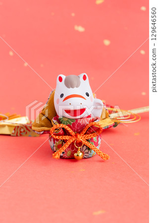 2026 Year of the Horse New Year's card material Red Japanese paper background 2026 Year of the Horse New Year's card material Red Japanese paper background 129646560