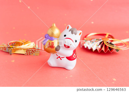 2026 Year of the Horse New Year's card material Red Japanese paper background 129646563