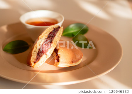 Dorayaki served on a plate (cross-section) 129646583