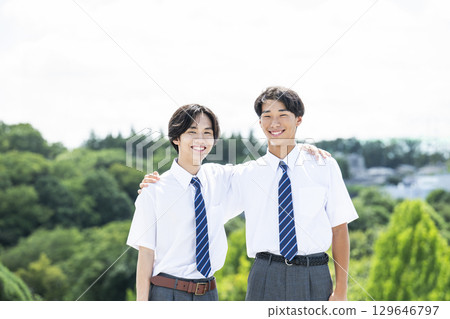Male junior high school student putting his arm around someone's shoulder 129646797