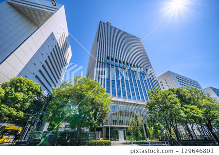 日本東京的街景。酷熱…灼熱的陽光…千代田區政府和其他建築物的景色。邁向新時代 = 8月15日 日本東京的街景。酷熱…灼熱的陽光…千代田區政府和其他建築物的景色。邁向新時代 = 8月15日 129646801