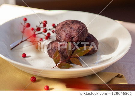Ohagi (Japanese autumn sweets) offered during the equinox 129646865