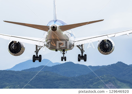 宮城縣名取市夏季仙台機場,飛機降落 宮城縣名取市夏季仙台機場,飛機降落 129646920