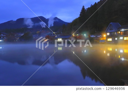 Lake Kinrin at dawn (Yufuin Town, Yufu City) 129646936