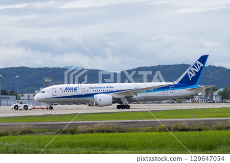 宮城縣名取市仙台機場夏季牽引拖拉機和飛機 129647054