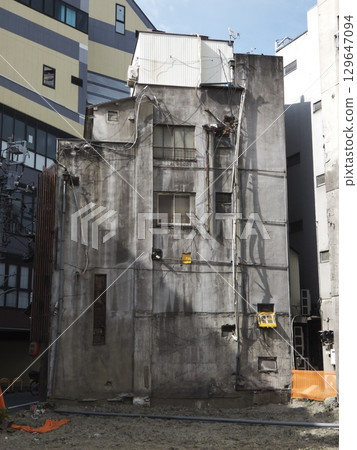 坐落在新舊建築之間的老建築 坐落在新舊建築之間的老建築 129647094