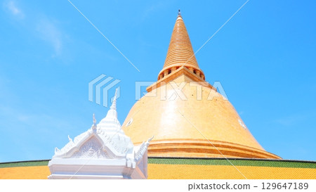 The magnificent golden stupa of Phra Pathom Chedi, a landmark Buddhist temple akhon Pathom, Thailand, 129647189
