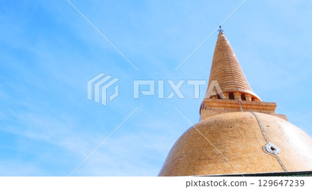 The magnificent golden stupa of Phra Pathom Chedi, a landmark Buddhist temple 129647239