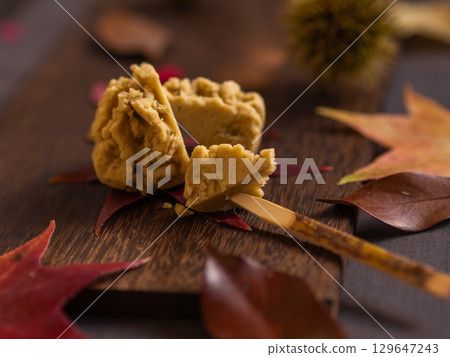 用墨毛筆切開的栗子金團的橫切面（秋季日式點心） 129647243