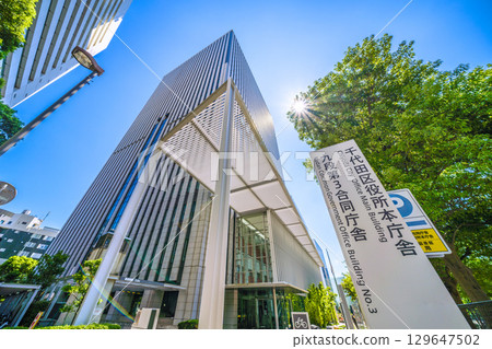 日本東京的街景。酷熱…灼熱的陽光…千代田區政府和其他建築物的景色。邁向新時代 = 8月15日 日本東京的街景。酷熱…灼熱的陽光…千代田區政府和其他建築物的景色。邁向新時代 = 8月15日 129647502