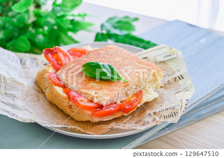 用自製麵包製作的熱三明治 129647510