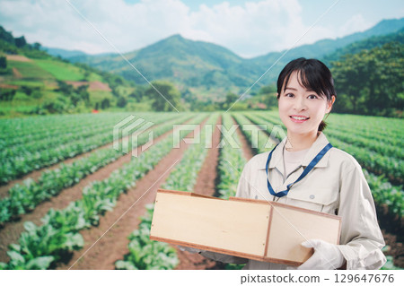 搬運箱子的年輕女農民 搬運箱子的年輕女農民 129647676