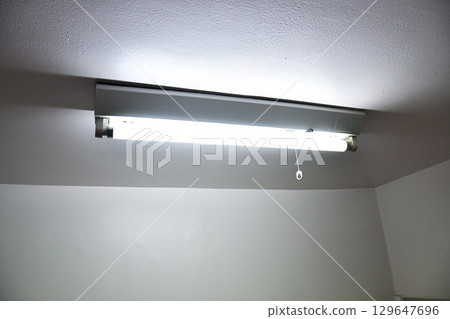 辦公室樓梯的螢光燈 129647696