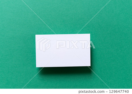 綠色背景上的白色卡片 129647740