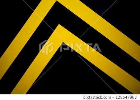 重疊的黃色和黑色建築紙 重疊的黃色和黑色建築紙 129647968