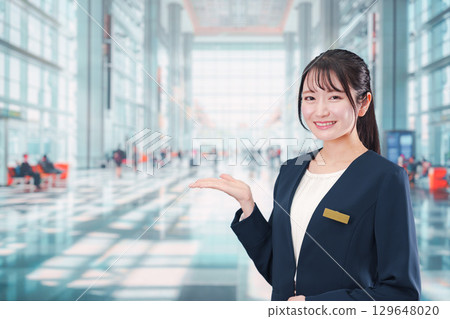 在機場工作的微笑年輕女子 129648020