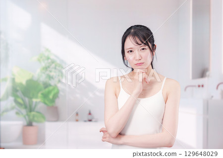 A young woman worried about beauty 129648029