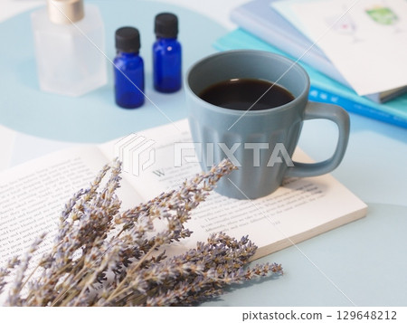 享受咖啡和香薰療法的放鬆夏日時光 129648212