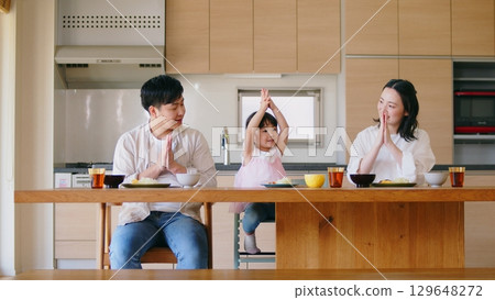 Breakfast scene of three parents and children 129648272