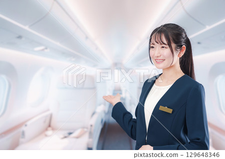 一名在私人飛機上擔任空服員的女性 129648346