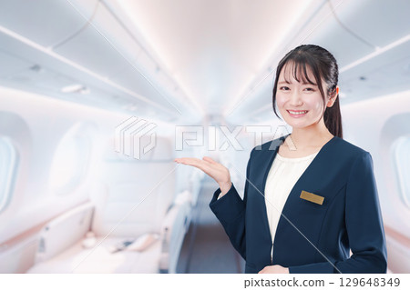 一名在私人飛機上擔任空服員的女性 129648349