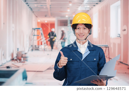 一名年輕男工人在室內建築工地工作 129648571