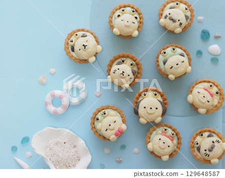 Summer sweets: Animal cookies and tarts 129648587