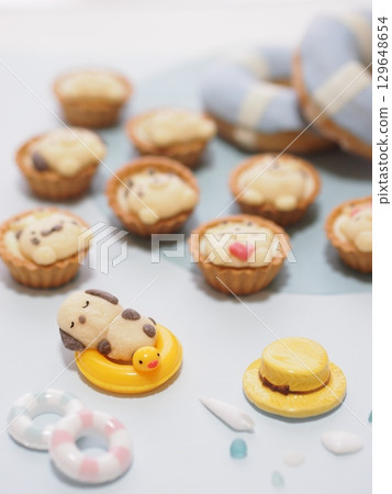 Summer sweets: Animal cookies and tarts 129648654