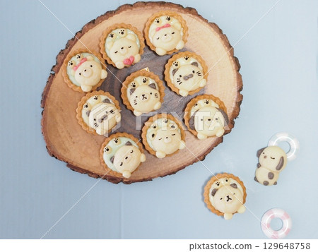 Summer sweets: Animal cookies and tarts 129648758
