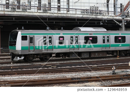 Saikyo Line E233 series 7000 entering Omiya 129648959