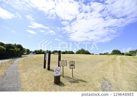summer, dugout, pit dwelling 129648985