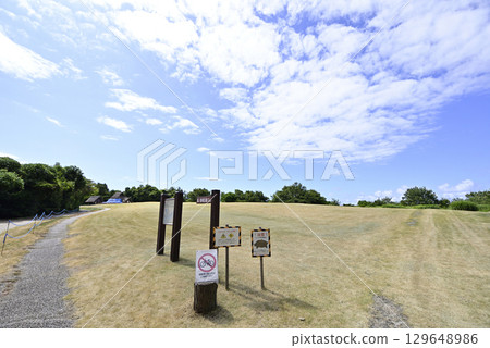 summer, dugout, pit dwelling 129648986