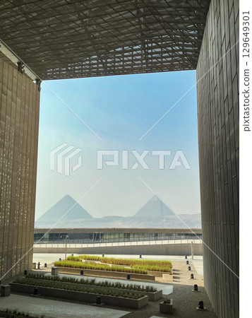 從大埃及博物館觀賞吉薩大金字塔 從大埃及博物館觀賞吉薩大金字塔 129649301