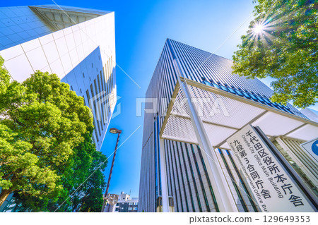 日本東京的街景。酷熱…灼熱的陽光…千代田區政府和其他建築物的景色。邁向新時代 = 8月15日 129649353