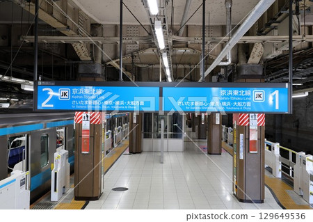 Omiya Station platform on the Keihin-Tohoku Line 129649536