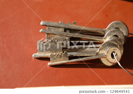 Metal Keys on office table 129649541