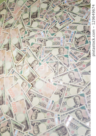 一疊 10,000 日圓鈔票 一疊 10,000 日圓鈔票 129649674