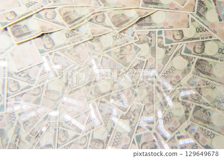 一疊 10,000 日圓鈔票 129649678